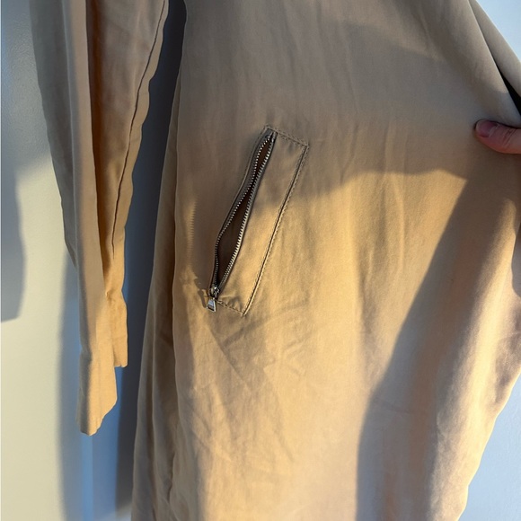 Express soft waterfall camel colored trench coat - Picture 4 of 4